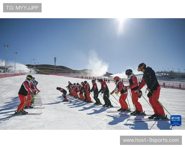 冰雪运动学院完善少儿滑雪教学的场地与气象保障，冰雪运动示范学校